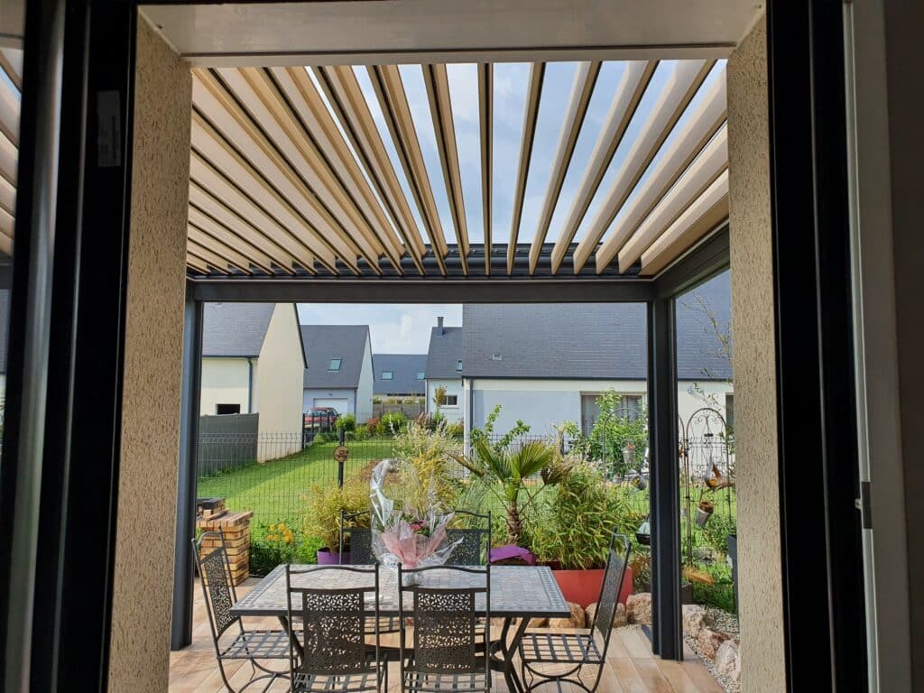 Fabrication et pose de pergola bioclimatique à Saint-lo, Caen, Avranches et sur toute la région de Normandie